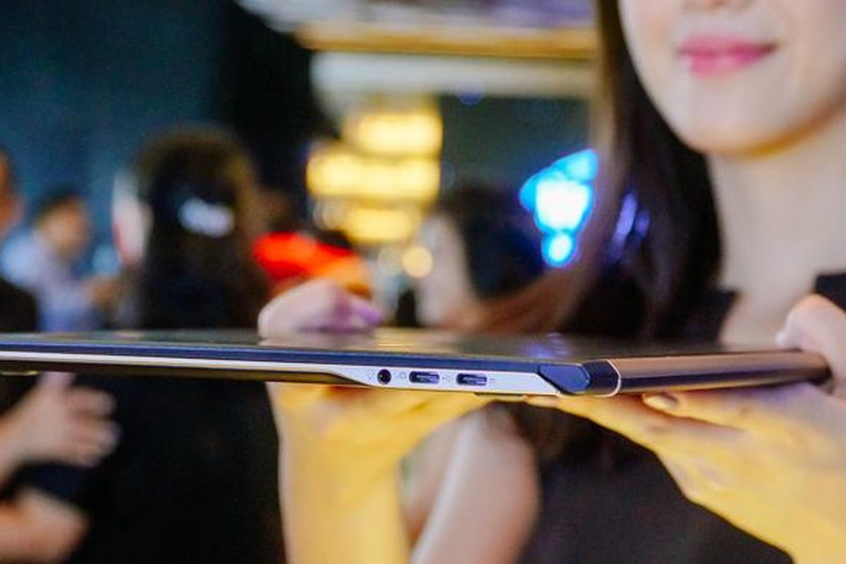 Acer Swift 7 dan Spin 7 hanya memiliki sepasang port USB type-C berikut jack audio 3,5mm. Acer menyertakan adapter USB type-C ke USB 3.0 reguler dalam paket penjualan.