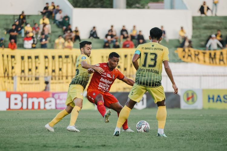 Pemain asing Bali United Eber Bessa dijaga ketat pemain Barito Putera saat pertandingan pekan 5 Liga 1 2022-2023 yang berakhir dengan skor 1-2 di Stadion Demang Lehman Martapura, Banjarmasin, Kamis (18/8/2022) sore.  