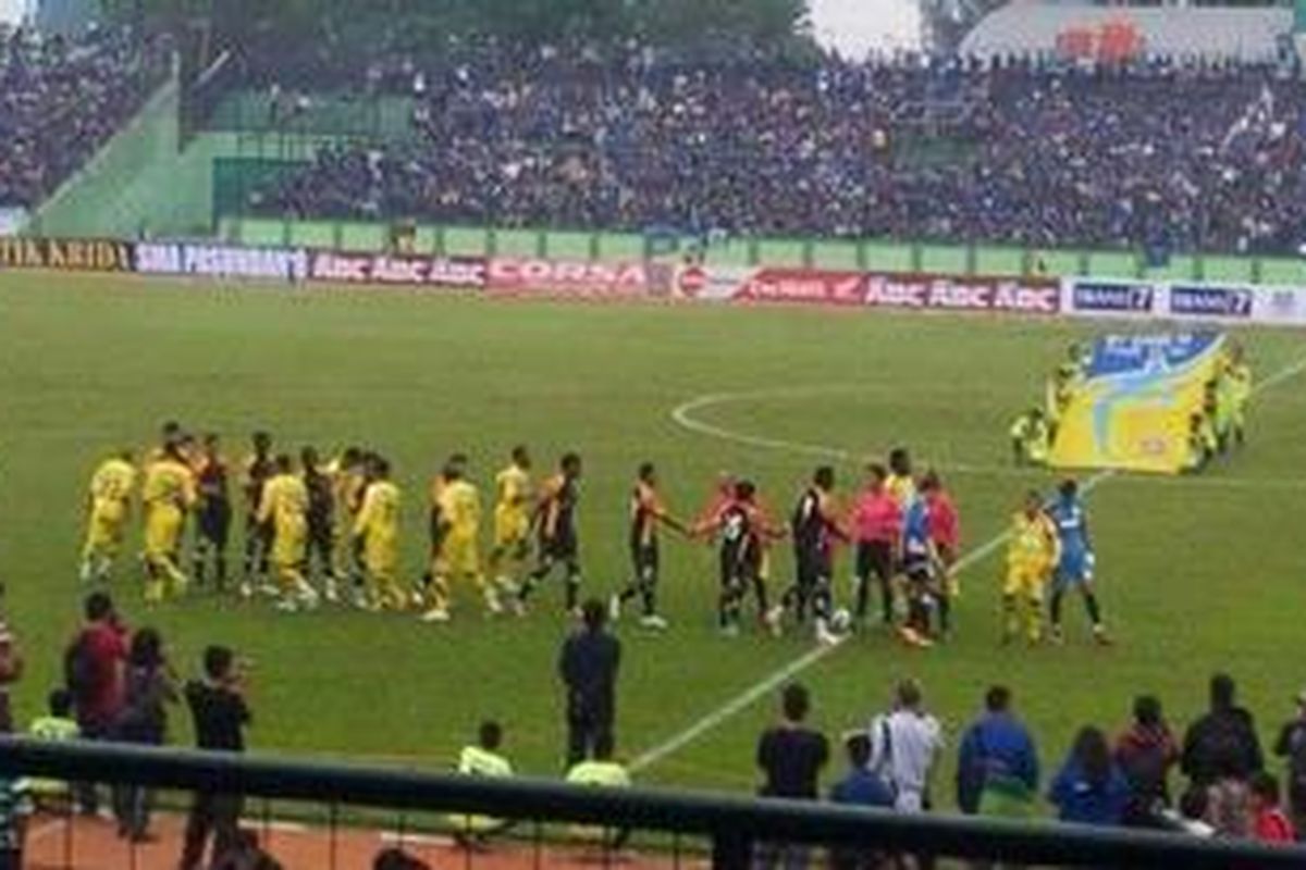 Persiapan pertandingan Sriwijaya FC-Barito Putra pada laga Celes Cup di Bandung, Sabtu (3/11/2012).