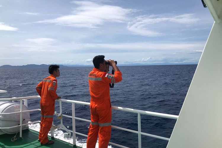 Tim SAR gabungan melakukan upaya pencarian terhadap delapan korban speedboat tenggelam di peraiaran laut Seram, Maluku pada hari ketiga pencarian, Sabtu (26/3/2022)