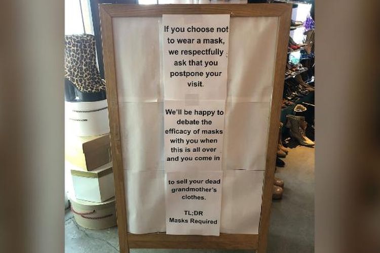 Papan toko Antique Sugar milik Sarah Bingham yang memperingatkan pengunjung untuk menggunakan masker untuk mencegah penyebaran virus corona. 