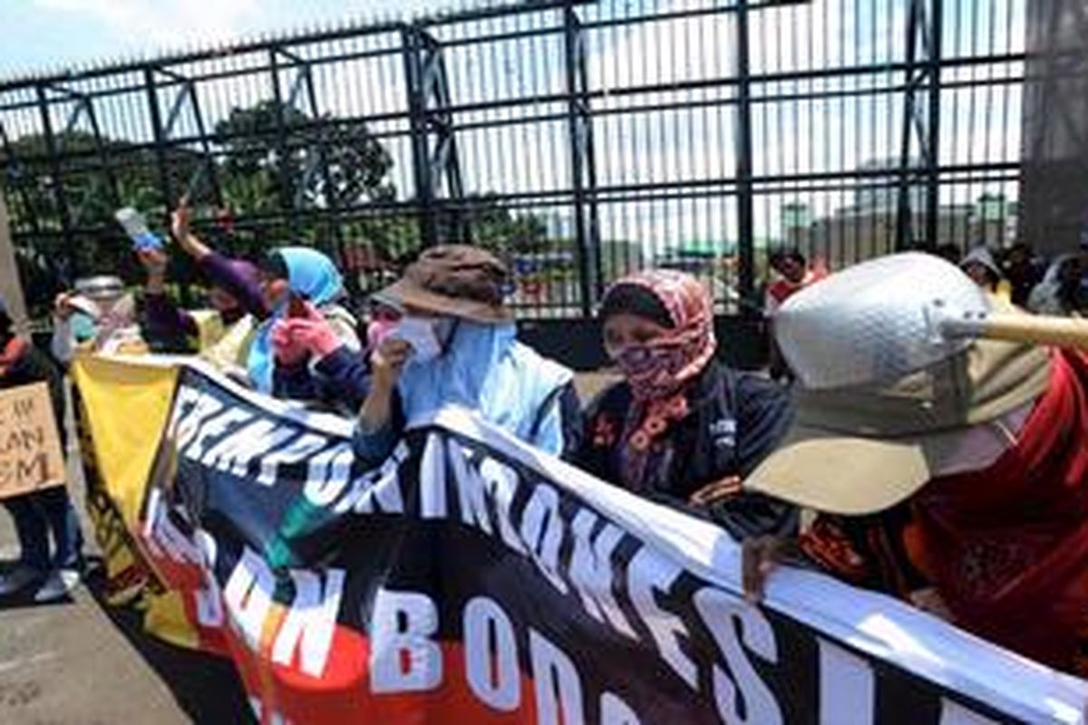 Puluhan buruh perempuan yang tergabung dalam Federasi Serikat Buruh Metal Indonesia berunjuk rasa di depan Gedung DPR, Senayan, Jakarta, Rabu (28/3/2012). Mereka menolak rencana pemerintah menaikkan harga BBM.