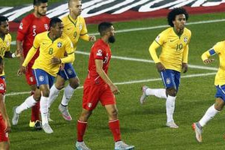Neymar merayakan keberhasilan mencetak gol saat Brasil berhadapan dengan Peru, Minggu (14/6/2015). 