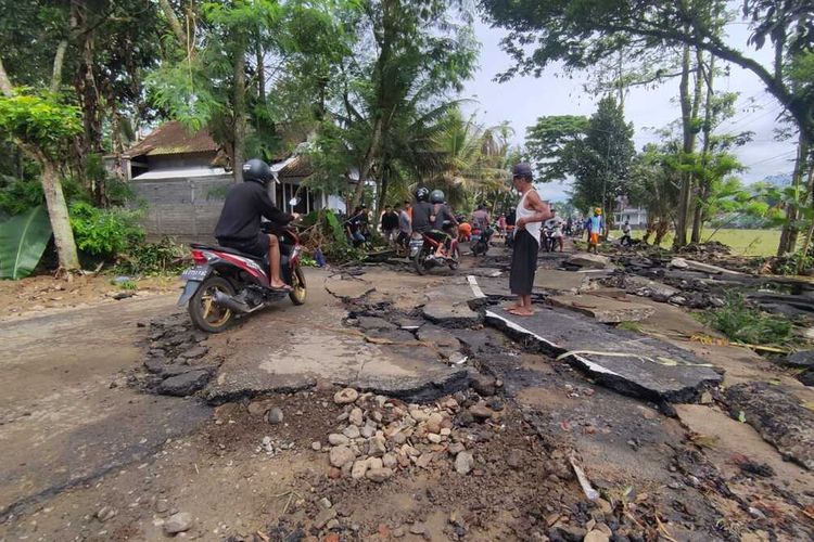 Pemotor melintas di jalur yang rusak parah, akibat diterjang banjir yang terjadi di Trenggalek Jawa Timur, Rabu (19/10/2022).