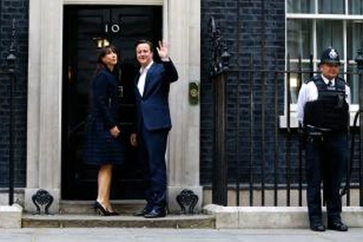 Perdana Menteri Inggris David Cameron dan istri  Samantha Cameron tiba di 10 Downing Street, Jumat pagi ini paska kemenangan Partai Konservatif pimpinann Cameron