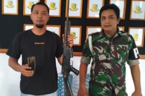 Warga Desa di Maluku Tengah Serahkan Senjata Api ke Anggota TNI