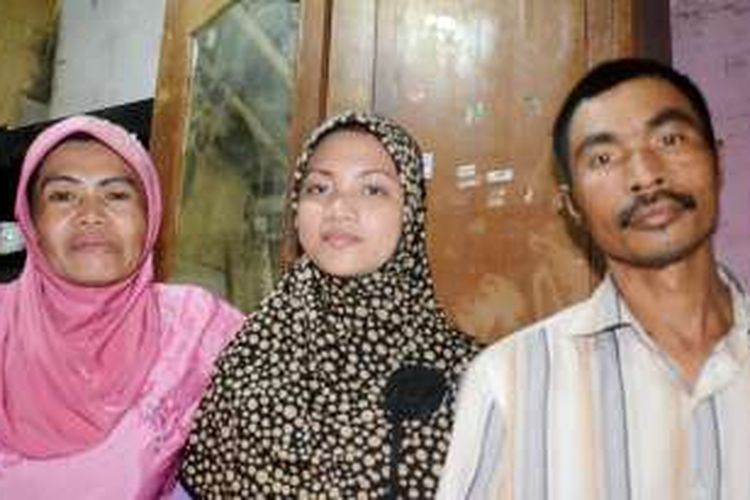 Fina Larasanti bersama orangtyuanya yakni Siti Suwanti dan Misiyanto.
