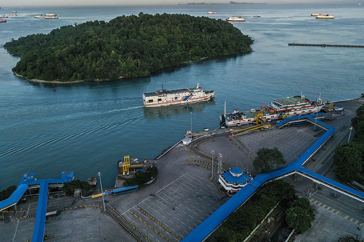 Foto aerial Pelabuhan Merak di Banten, Jumat (22/5/2020). Menjelang Hari Raya Idul Fitri 1441 H, arus penyeberangan penumpang di Pelabuhan Merak mengalami penurunan penumpang hingga 98,3 persen jika dibandingkan periode yang sama pada tahun lalu dikarenakan adanya aturan larangan mudik dari pemerintah demi mencegah penyebaran pandemi COVID-19.