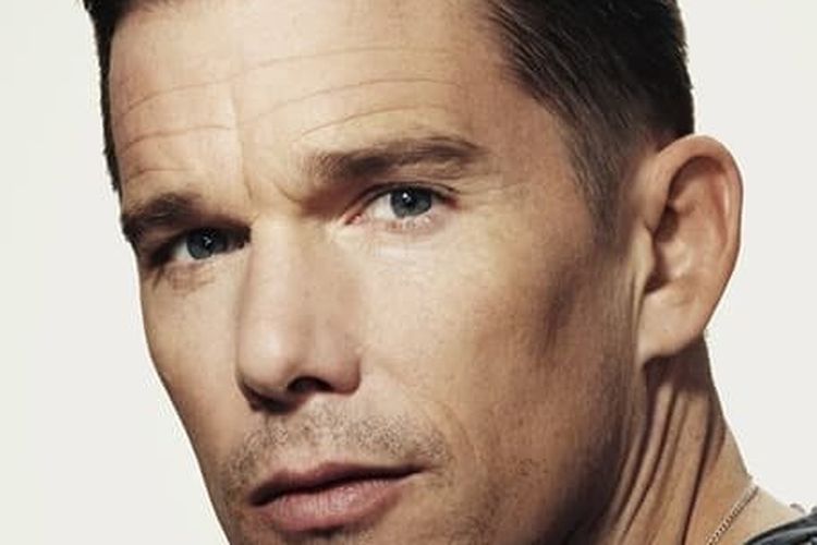 Model rambut pria butch cut dibuat pendek sekitar 0,5 cm dan rambut di kedua sisi dipangkas sama panjang.