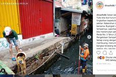 Viral Foto Warga Buang Sampah ke Kali di Depan Petugas, Ini Kronologinya...