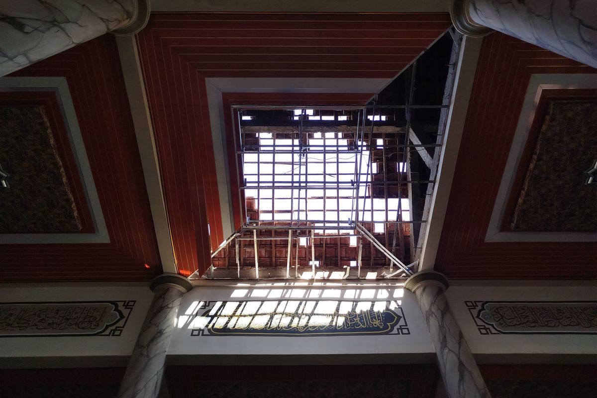 Atap masjid di Wongsorejo rusak imbas gempa Banyuwangi. 