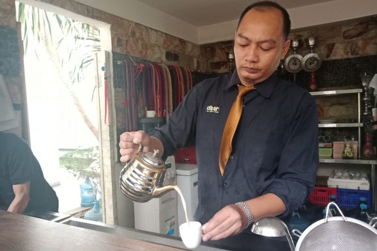  Pembuatan teh Adeni di Resto Al Jazeera Polonia, Jakarta Timur, Jakarta, Kamis, (13/9/2018).