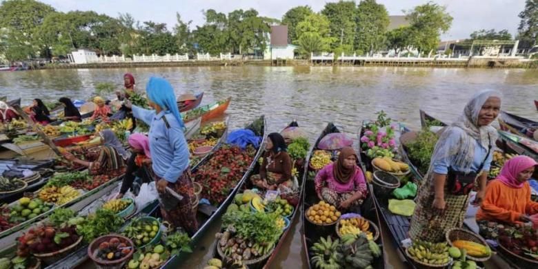 Pasar terapung Sungai Martapura di pusat Kota Banjarmasin, Kalimantan Selatan, 23 Maret 2014. Berbeda dengan pasar terapung lainnya di Kalsel, pasar terapung yang baru ada setahun ini sengaja diadakan tiap minggu pagi berbarengan dengan kegiatan car free day.