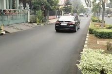 Mobil Firli Bahuri Diduga Keluar dari Rumah di Vila Galaxy Bekasi