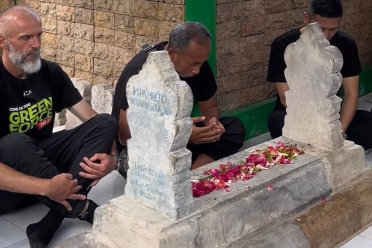 Pelatih Persebaya Surabaya Eduardo Perez Moran dan asistennya Uston Nawawi berziarah ke makam pendiri klub jelang hari jadi klub ke-98 tahun.