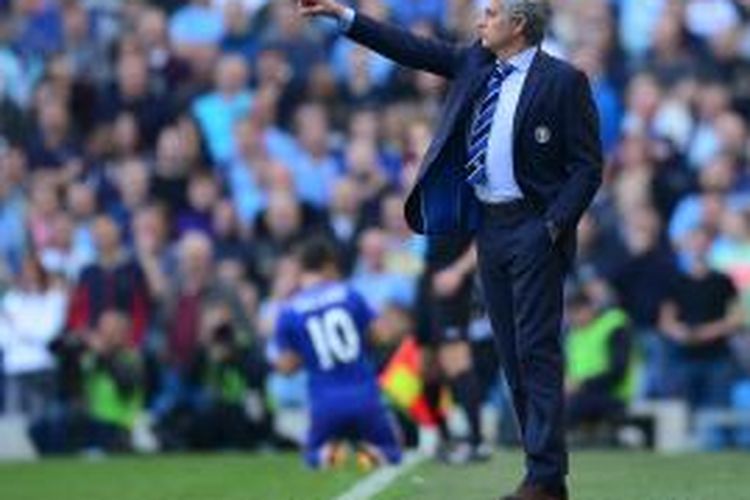 Salah satu ekspresi pelatih Chelsea, Jose Mourinho, pada laga Premier League melawan Manchester City, di Etihad Stadium, Minggu (21/9/2014).
