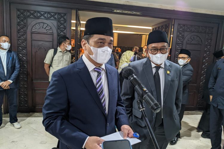 Wakil Gubernur DKI Jakarta Ahmad Riza Patria (kiri) bersama Wakil Ketua DPRD DKI Jakarta M Taufik saat ditemui di Gedung DPRD DKI Jakarta, Rabu (6/4/2022).