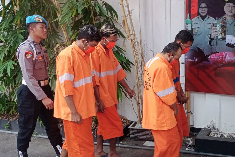 Komplotan curanmor di Malang diringkus petugas kepolisian dari Polsek Lowokwaru, di halaman Mapolresta Malang Kota pada Selasa (5/9/2023). 