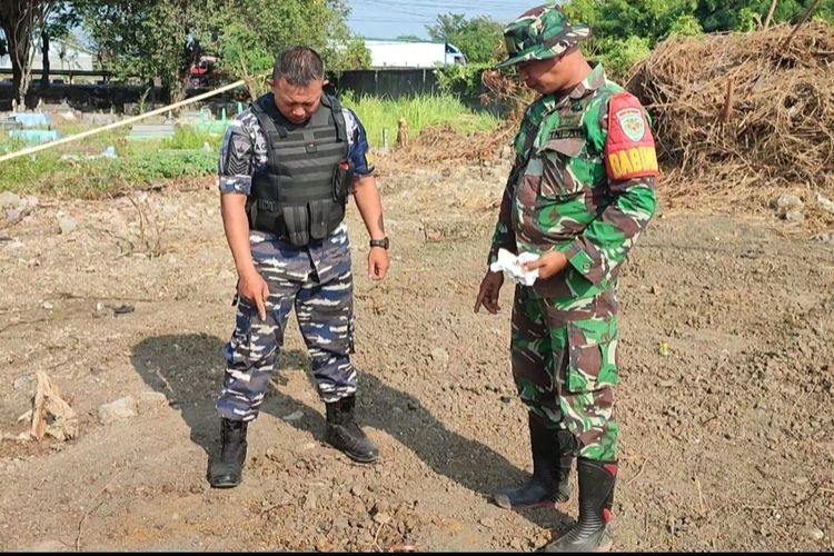 Sejumlah petugas TNI POLRI menunjukkan peluru yang ditemukan warga di Desa Bandengan, Kecamatan Mundu, Kabupaten Cirebon, Jawa Barat, Rabu (9/8/2023) pagi