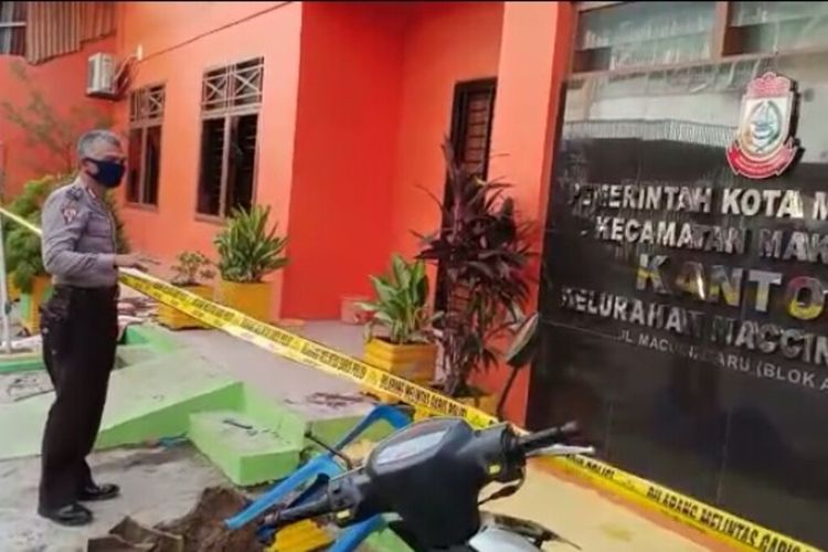 Anggota Polsekta Makassar memasang garis polisi di Kantor Lurah Maccini Gusung pasca penyerangan warga, Senin (8/6/2020).