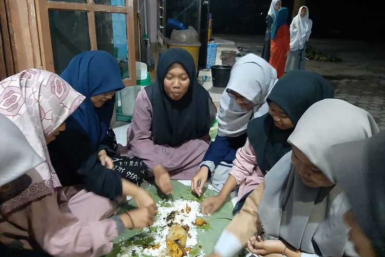 Suasana santap buka puasa di pondok pesantren beralaskan daun pisang, Jumat (8/4/2022)