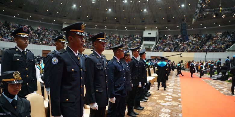 Nampak para taruna dan taruni baru dari Santuan Pendidikan Tinggi Kelautan dan Perikanan (KP) yang mengikuti proses pelantikan di Plenary Hall, Jakarta Convention Center, Selasa, 23 Juli 2024. 