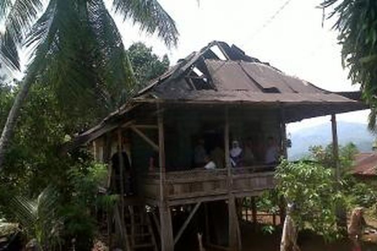 Salah satu rumah warga yang porakporanda dihantam angin puting beliung