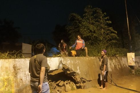 Tanggul Sungai Plumbon Semarang Jebol Diduga akibat Cuaca Ekstrem dan Usianya yang Sudah Tua