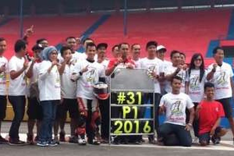 Pebalap Astra Honda Racing Team, Gerry Salim, berpose setelah memastikan diri sebagai juara umum pada Kejurnas IRS 2016. Gerry finis ke-6 pada balapan pertama kelas supersports yang berlangsung di Sirkuit Sentul, Bogor, Jawa Barat, Sabtu (5/11/2016).