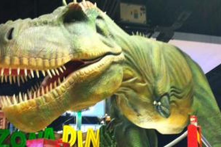 Patung T-rex super besar yang berada di Kid City TransMart, Tangerang, Banten, membuat tema dinosarus lebih terasa.