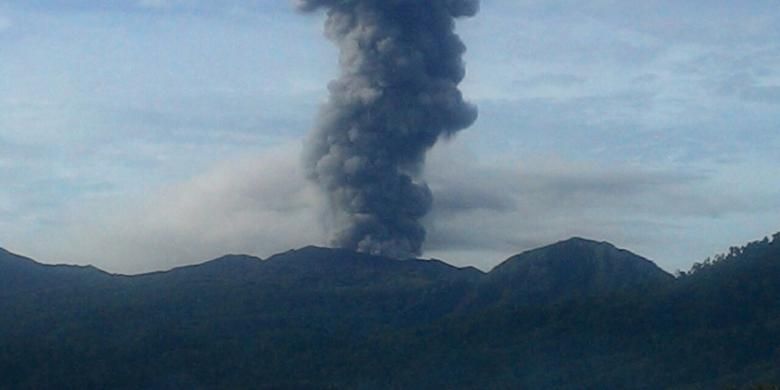 Semburan abu vulkanik Gunung Dukono, Kabupaten Halmahera Utara, Maluku Utara, Senin (19/12/2016)