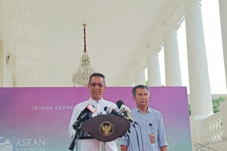 Kasetpres Heru Budi Hartono bersama Deputi Protokol, Pers dan Media Setpres Bey Machmudin memberikan keterangan pers di Kompleks Istana Kepresidenan, Jakarta, Jumat (23/6/2023).