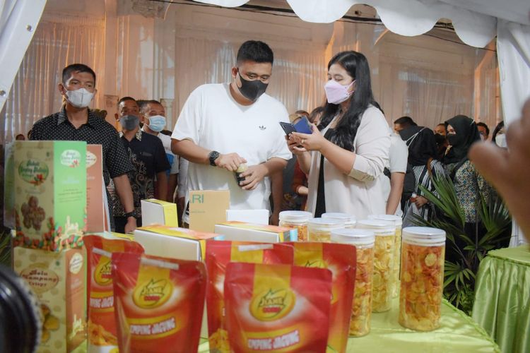 Wali Kota Medan Bobby Nasution dan istri, Kahiyang Ayu, saat melihat-lihat produk UMKM Kota Medan