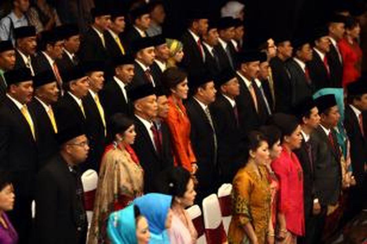 Anggota DPRD berdiri menyanyikan lagu Indonesia Raya saat pelantikan berlangsung di Gedung DPRD DKI Jakarta, Senin (25/8/2014). Sebanyak 106 orang anggota DPRD DKI dilantik untuk periode 2014-2019.