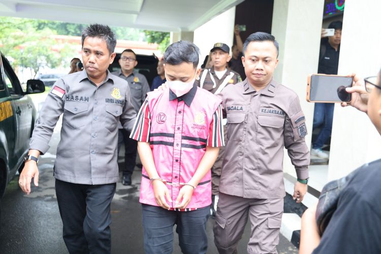 Tersangka pembobol Bank Banten Rp6,1 Miliar saat digiring menuju mobil tahanan. Pejabat KCP Bank Banten Malimping ditahan di Rutan Serang oleh Kejati Banten