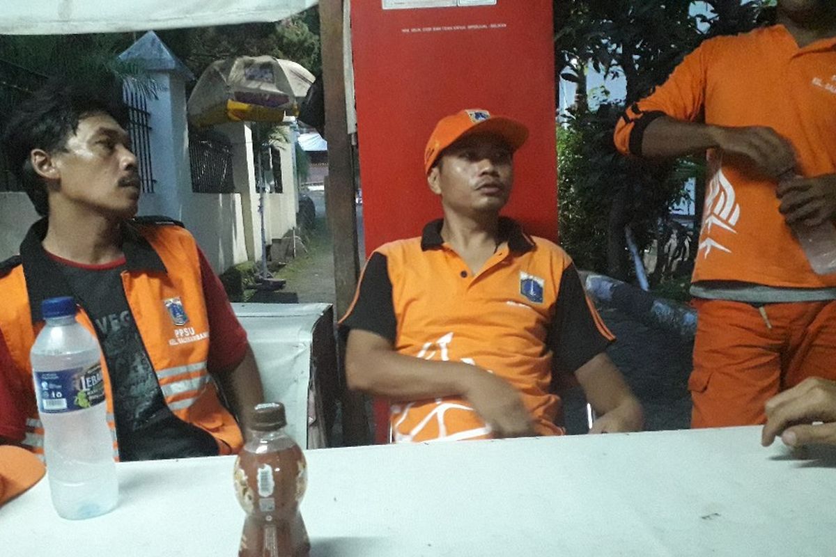 Ahmad Muntaha, Hadi Irawan, dan Fahrozi, petugas PPSU Balekambang setelah bertugas di GOR Kramat Jati, Senin (15/4/2019).