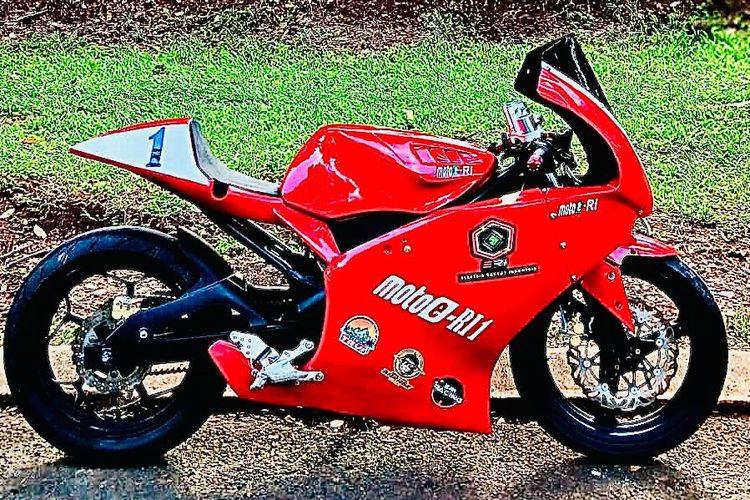 Muhammad Divokartono alias Divo Gimbal, punggawa Orang Senang Garage, memperkanalkan karya terbarunya berupa motor listrik custom bergaya motor balap yang diberi nama Moto-E R1 1.