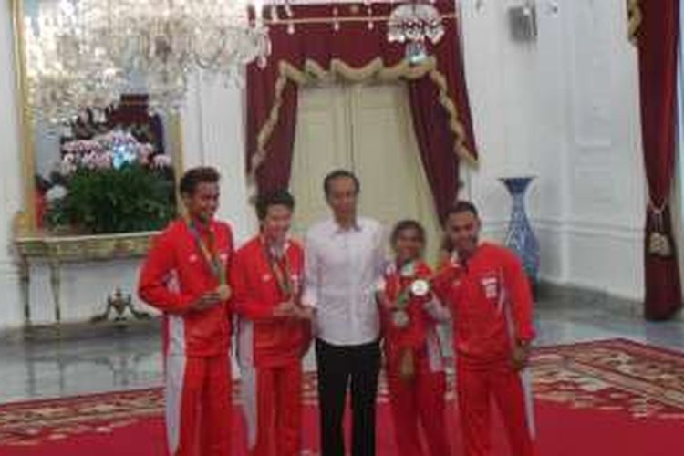 Presiden Joko widodo bersama peraih medali emas Tontowi/Lilyana dan peraih medali perak Sri Wahyuni dan Eko Yuli Irawan di Istana Merdeka, Jakarta,  Rabu (24/8/2016).r