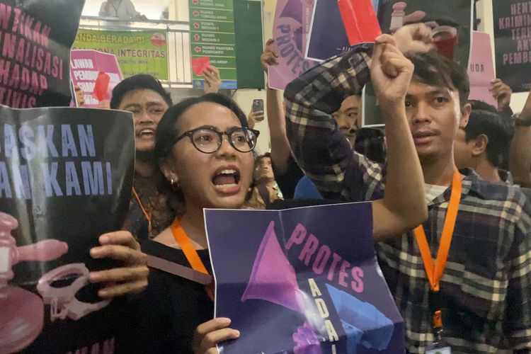 Pengunjung sidang gelar aksi protes usai gugatan praperadilan Delpedro cs ditolak hakim di Pengadilan Negeri Jakarta Selatan, Senin (27/10/2025).