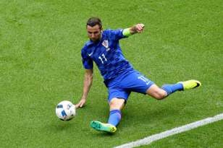 Aksi bek Kroasia, Darijo Srna, dalam pertandingan penyisihan Grup D Piala Eropa melawan Turki di Stadion Parc des Princes, Paris, Minggu (12/6/2016). 