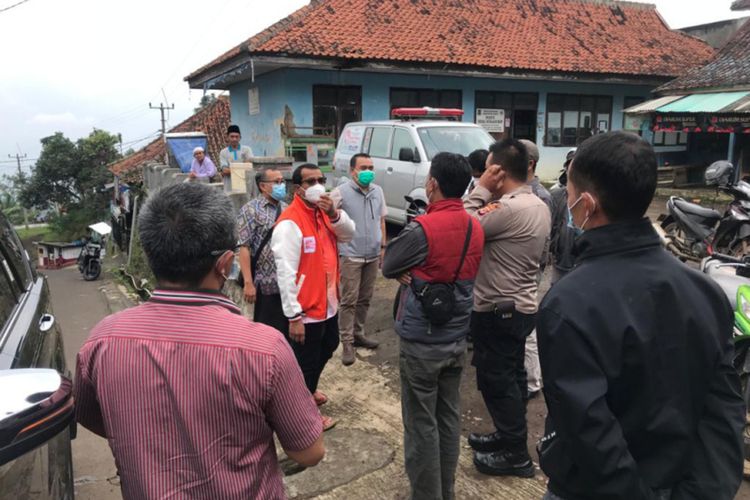 Wakil Bupati Garut Helmi Budiman (jaket putih oranye) saat mendatangi Desa Sukahurip untuk memantau vaksinasi massal Rabu (1/03/2023) (Dok Diskominfo Garut)