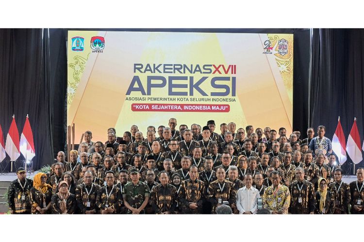 Wali kota dari seluruh Indonesia dan sejumlah pemangku kepentingan dalam Rapat Kerja Nasional (Rakernas) XVII Apeksi Tahun 2024, di Kota Balikpapan, Kalimantan Timur, Selasa (4/6/2024)