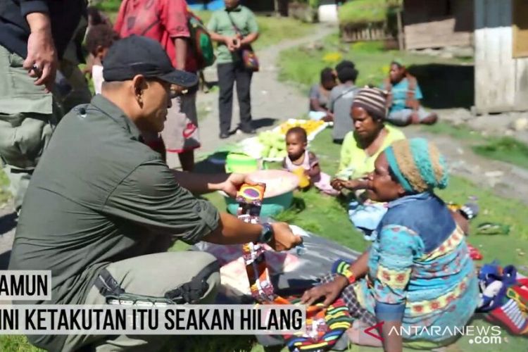 Tim Humas Satgas Nemangkawi menemui Mama-mama Papua yang berjualan di Distrik Beoga, Kabupaten Puncak. 