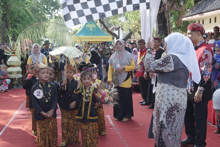 siswa TK dan SD se-Kabupaten Sumenep, ikut memeriahkan Festival Tan Pangantanan yang diinisiasi Pemerintah Kabupaten Sumenep
