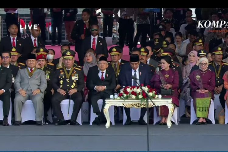 Presiden Terpilih Prabowo tampak hadir dalam acara HUT ke-78 Bhayangkara, Senin (1/7/2024). Prabowo duduk sebaris dengan Presiden Jokowi, Wapres Ma'ruf Amin, dan Kapolri Listyo Sigit.