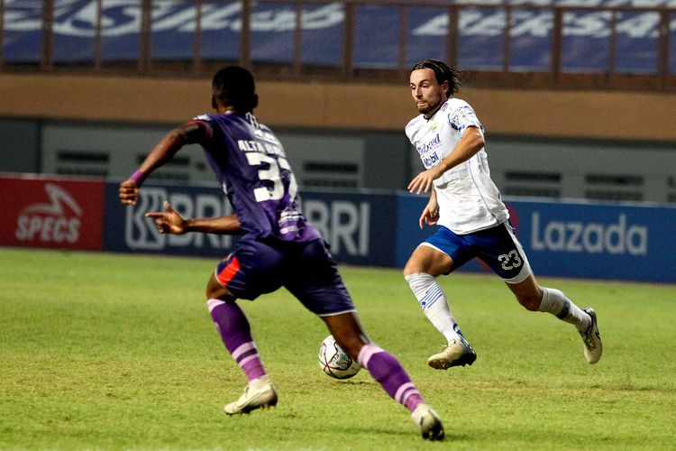 Pemain naturalisasi Persib Bandung Marc Klok dijaga ketat pemain Persita Tangerang pada pekan 2 Liga 1 2021-2022 yang berakhir dengan skor 1-2 di Stadion Wibawa Mukti Bekasi, Sabtu (11/9/2021) malam.