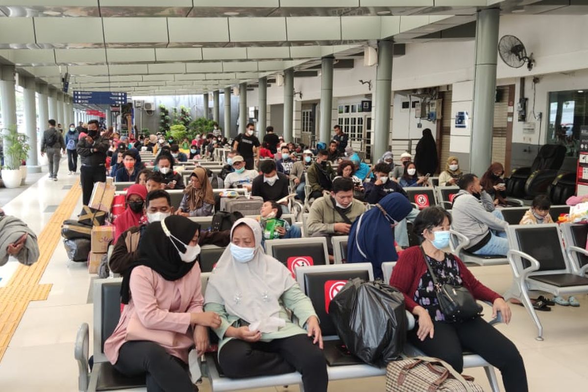 Stasiun Pasar Senen, Jakarta Pusat, dipadati oleh penumpang yang hendak mudik pada Rabu (19/5/2021). 