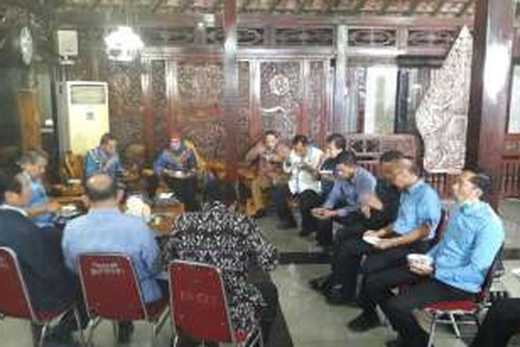 Ketua Umum Partai Demokrat Susilo Bambang Yudhoyono dan Ketua Umum PAN  Zukkifki Hasan Menyantap Bakso di Pendopo Kediaman SBY di Cikeas, Bogor, Rabu (21/9/2016) Malam