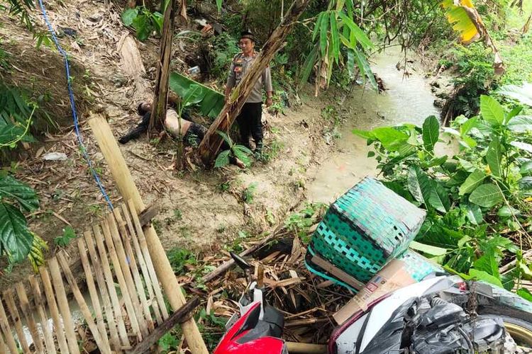 Kurir JNT Erwin Effendi (22) tewas setelah motor yang dikendarainya terjun ke sungai di Desa Ledokdawan, Kecamatan Geyer, Kabupaten Grobogan, Jawa Tengah, Sabtu (19/11/2022).
