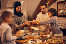 5 Tradisi Unik Dunia Saat Ramadhan, Bunyi Meriam hingga Makanan Lokal